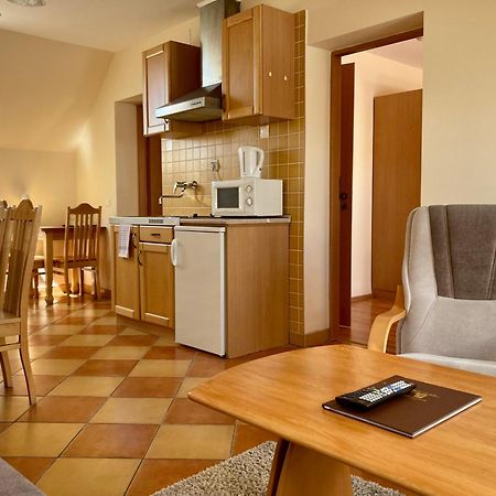 Hét Vezér Apartmanhotel Komárom Esterno foto
