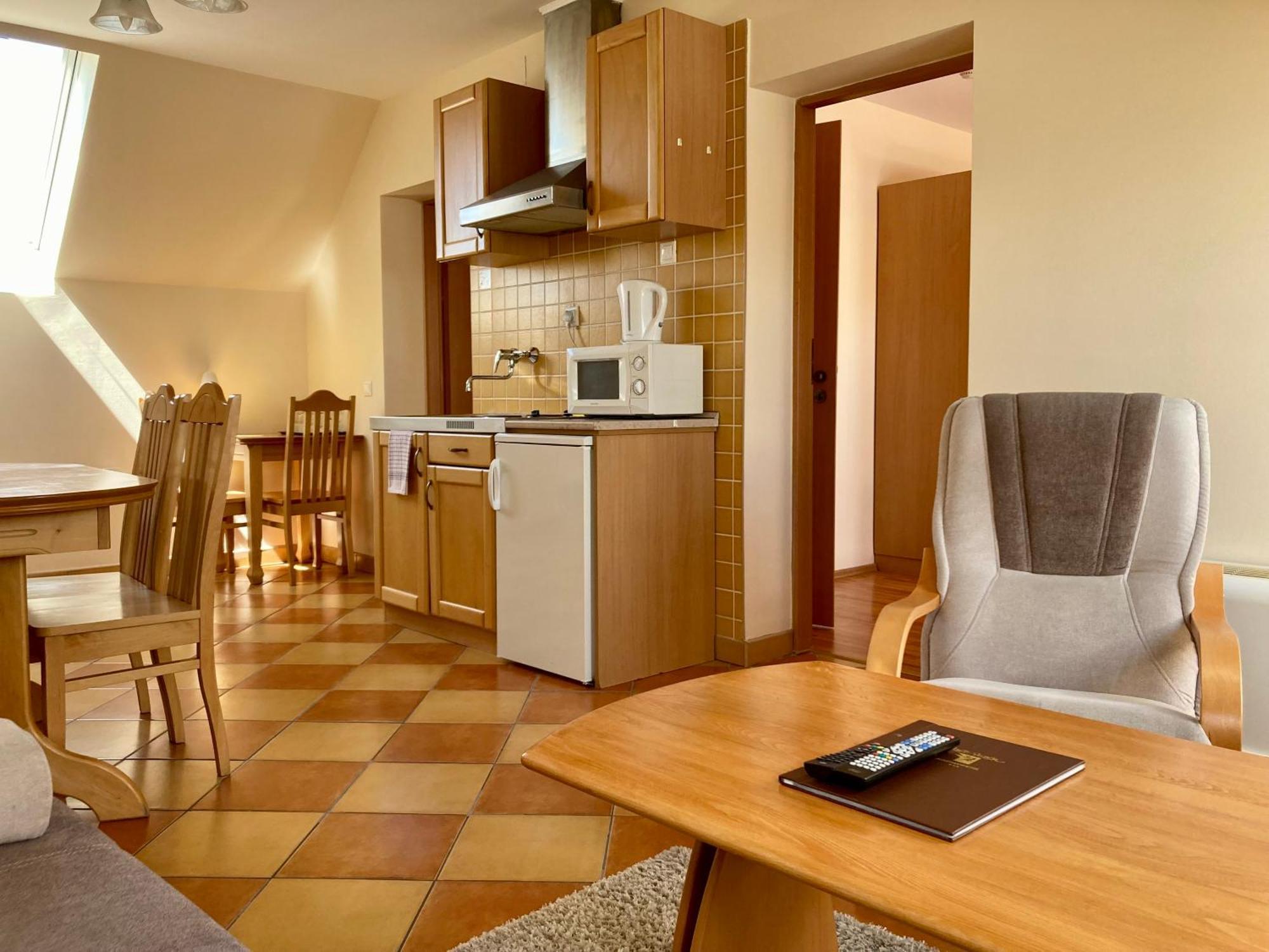 Hét Vezér Apartmanhotel Komárom Esterno foto