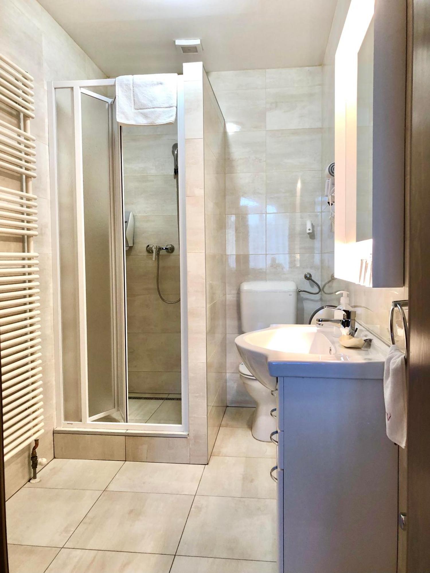 Hét Vezér Apartmanhotel Komárom Esterno foto