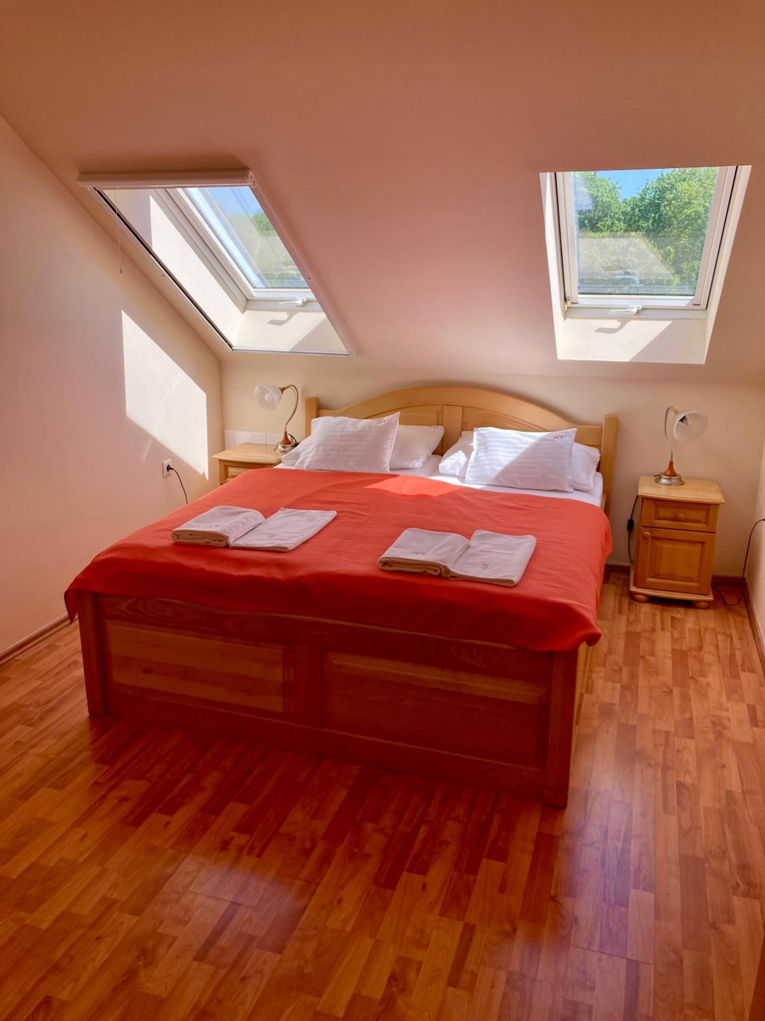 Hét Vezér Apartmanhotel Komárom Camera foto