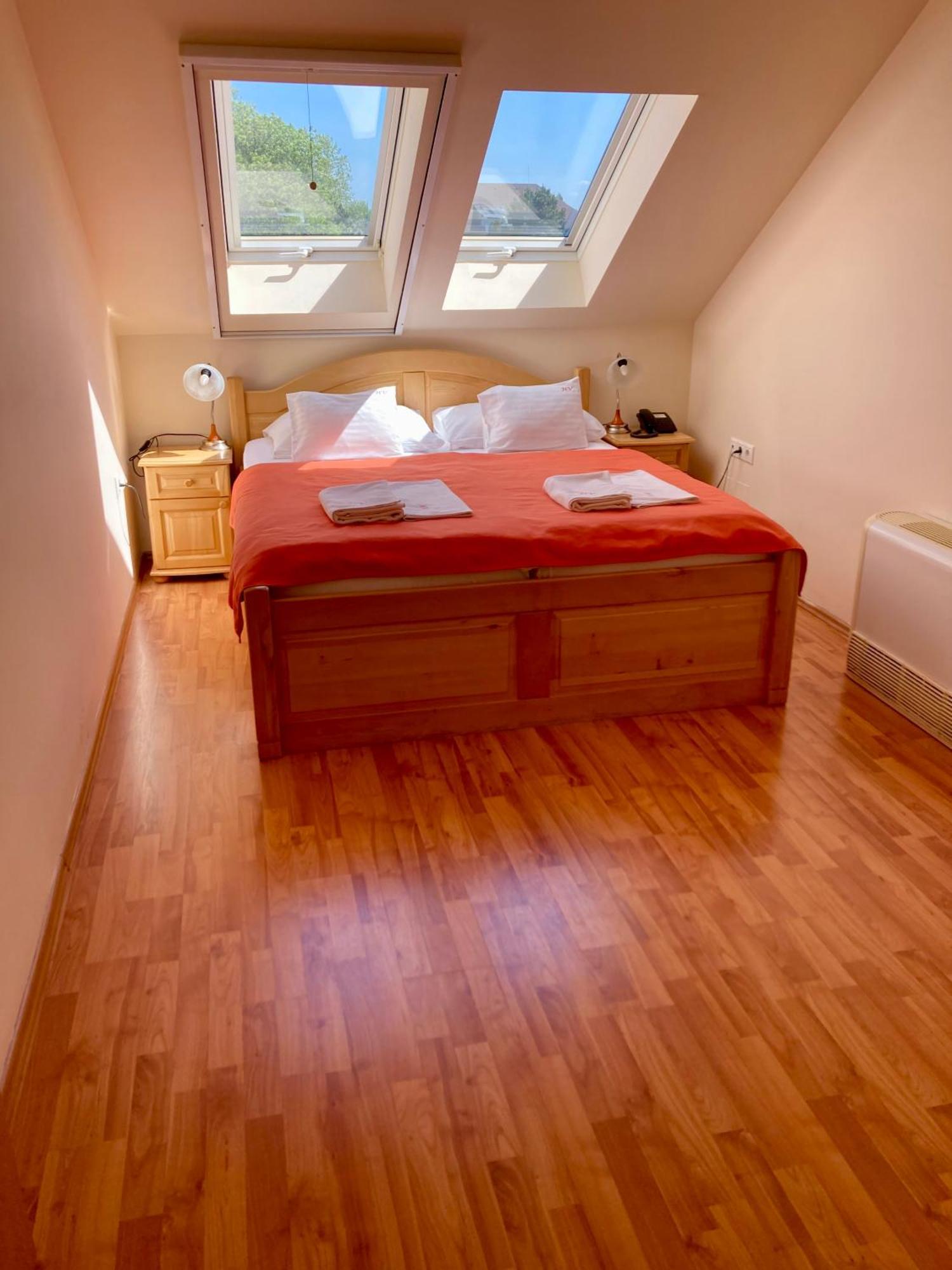 Hét Vezér Apartmanhotel Komárom Camera foto