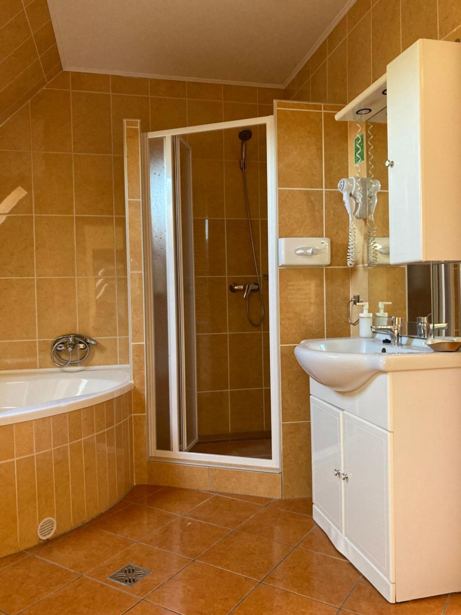 Hét Vezér Apartmanhotel Komárom Esterno foto