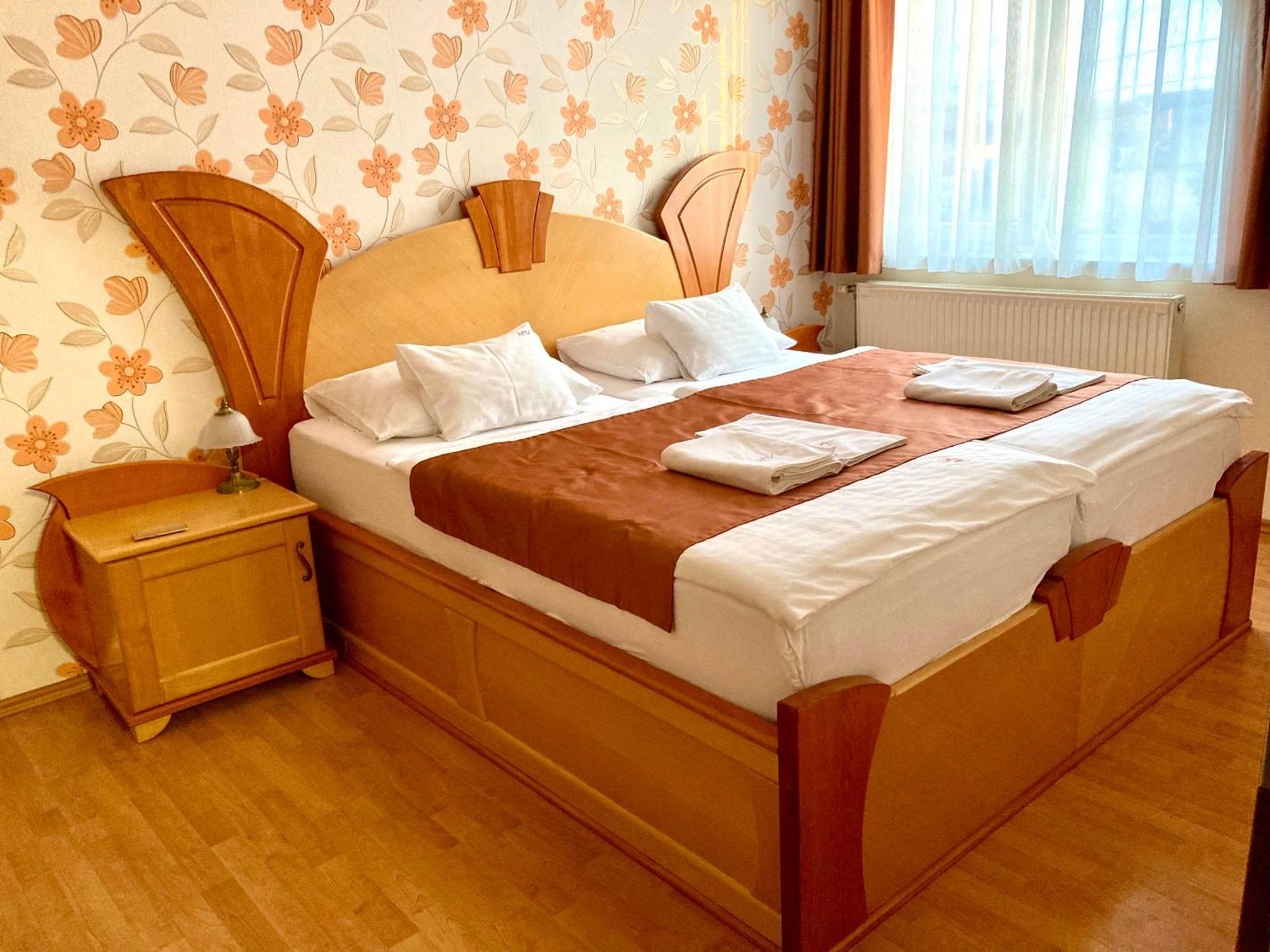 Hét Vezér Apartmanhotel Komárom Esterno foto