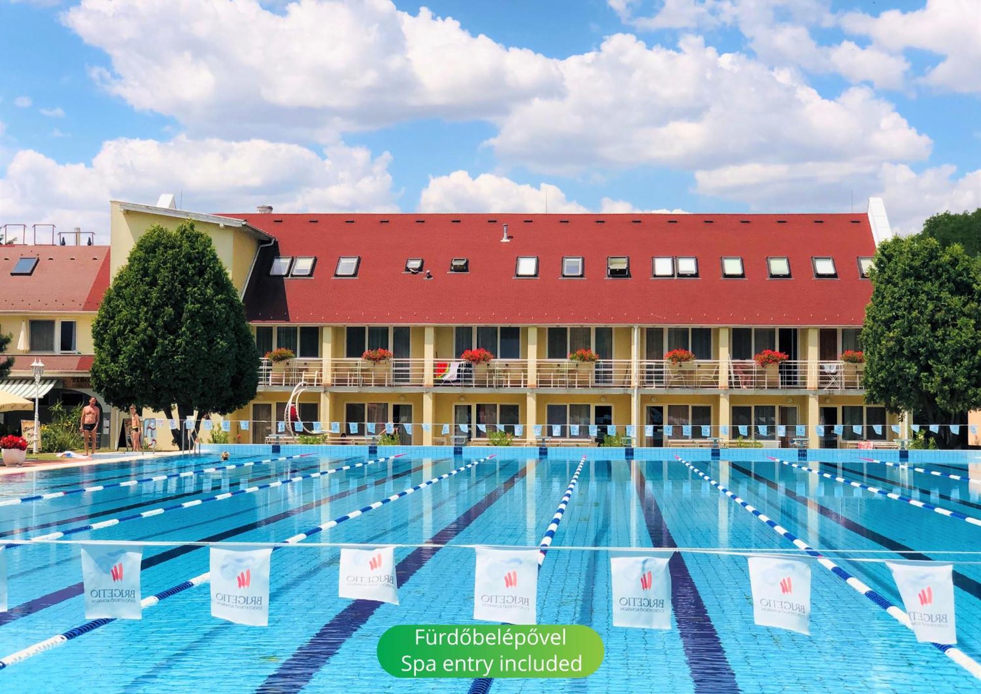 Hét Vezér Apartmanhotel Komárom Esterno foto